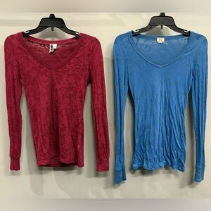 Women’s patterned BKE long sleeve v-neck fitted mesh top size small bundle of 2